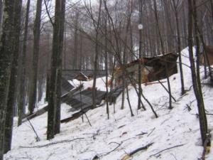 Snežni plaz podrl okrepčevalnico pod slapom Rinka v Logarski dolini